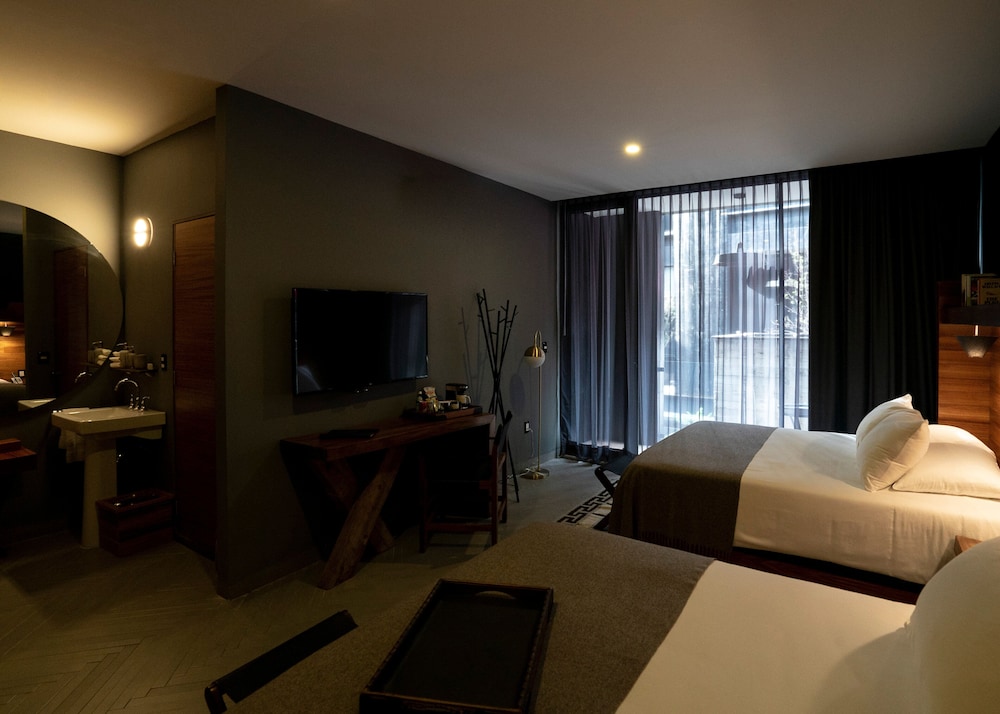 Deluxe Room, 2 Queen Beds photo 2