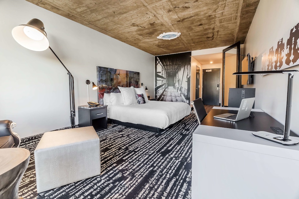 Room, 1 King Bed, Accessible (Mobility, Roll-In Shower) - Photo 4