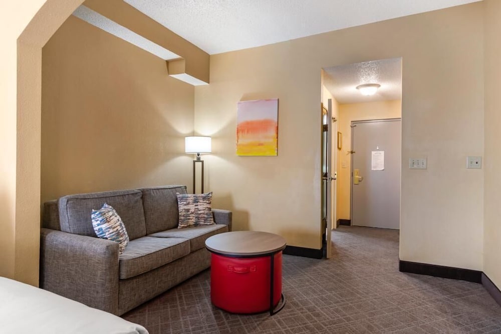 Suite, Multiple Beds, Non Smoking - Photo 13