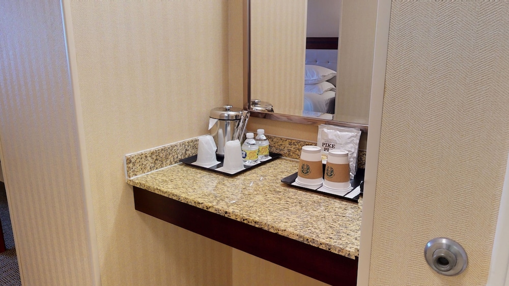 Room, 1 King Bed (Mobility Accessible, Roll-In Shower) photo 3