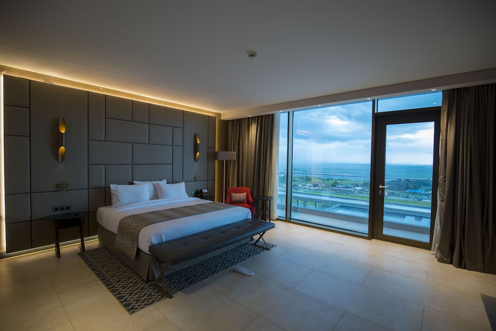 Junior Suite, 1 Queen Bed, Non Smoking, River View photo 1