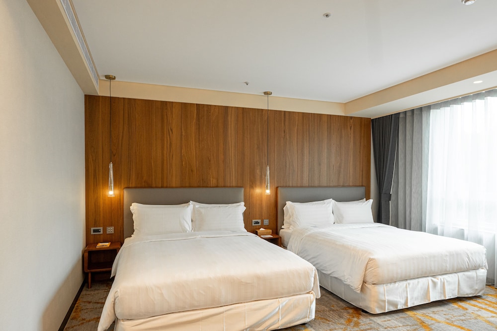 Deluxe Room, 2 Queen Beds, Bathtub, City View