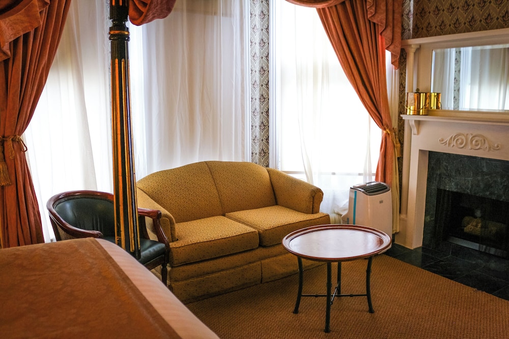 Junior Queen Suite - Photo 3