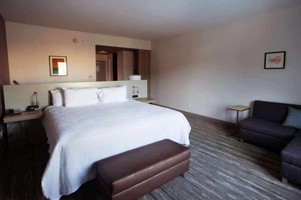 Deluxe Room, 1 King Bed, Accessible, Bathtub (Mobility & Hearing) - Photo 2