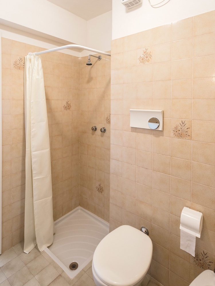 Classic Double or Twin Room, Private Bathroom photo 2
