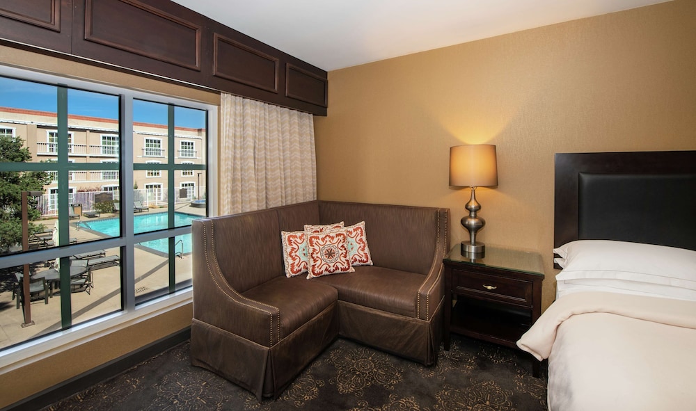 Deluxe Room, 1 King Bed, Allergy Friendly, Pool View - Photo 2