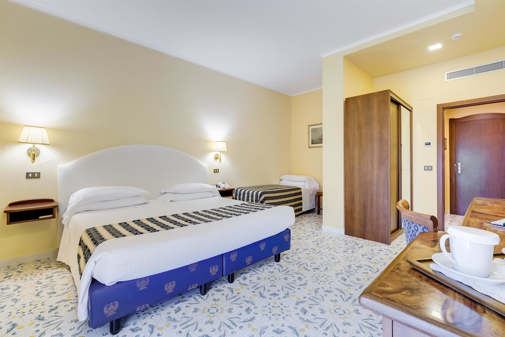Classic Room, Multiple Beds, Balcony, Sea View - Photo 2