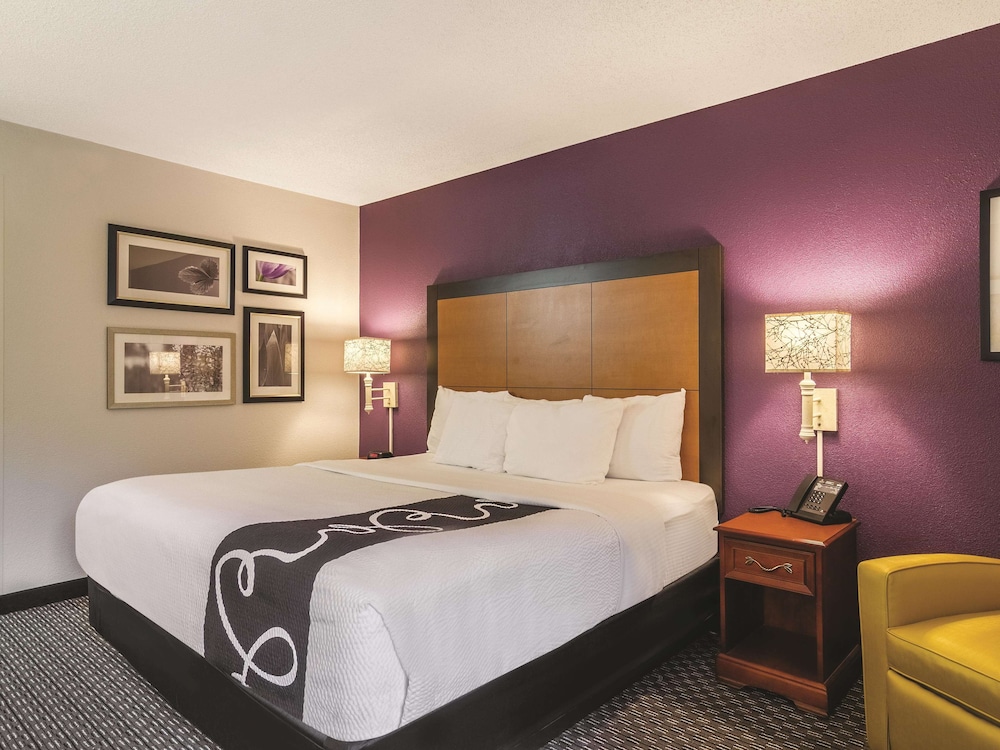 Deluxe Room, 1 Queen Bed, Accessible, Non Smoking (Mobility Accessible) - Photo 2