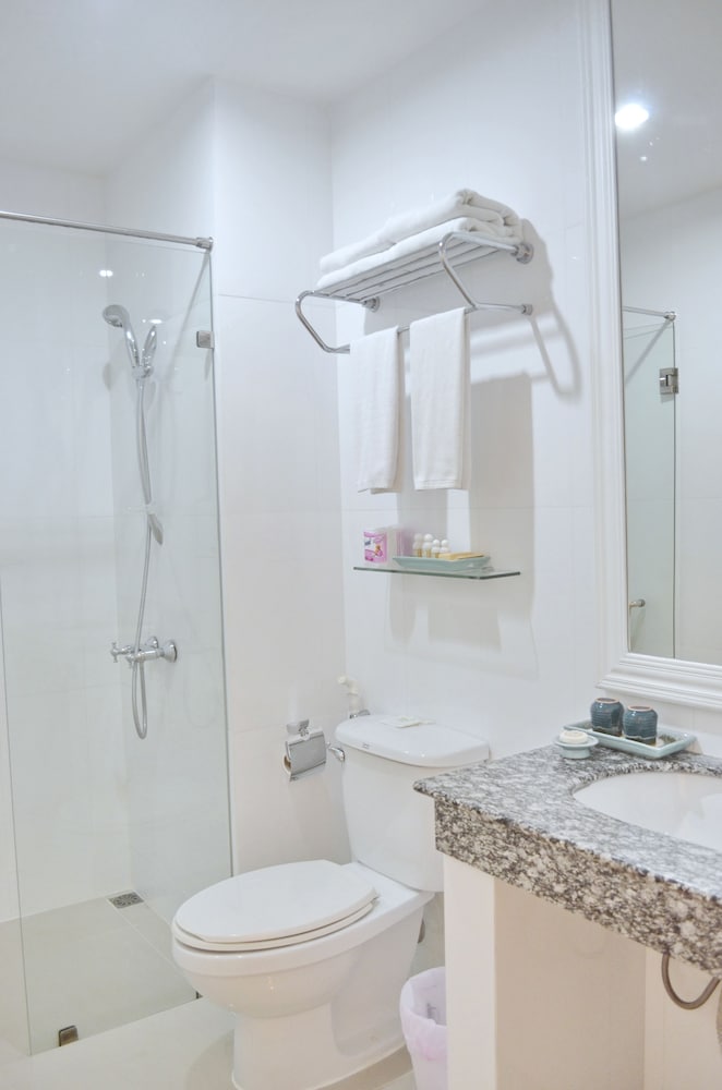 Premium Deluxe 1 King, City View with Balcony - Photo 25