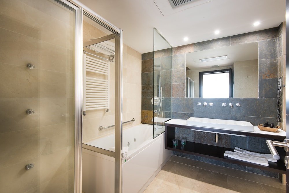 Junior Suite, Jetted Tub, Lake View