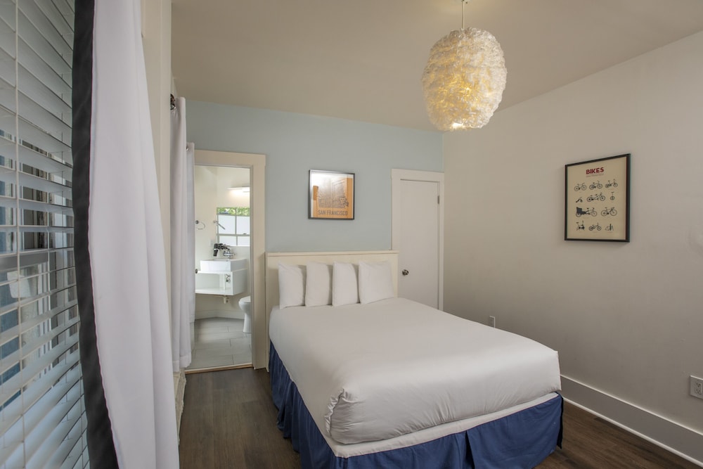 Deluxe Double Room, Ensuite (Street View) - Photo 10