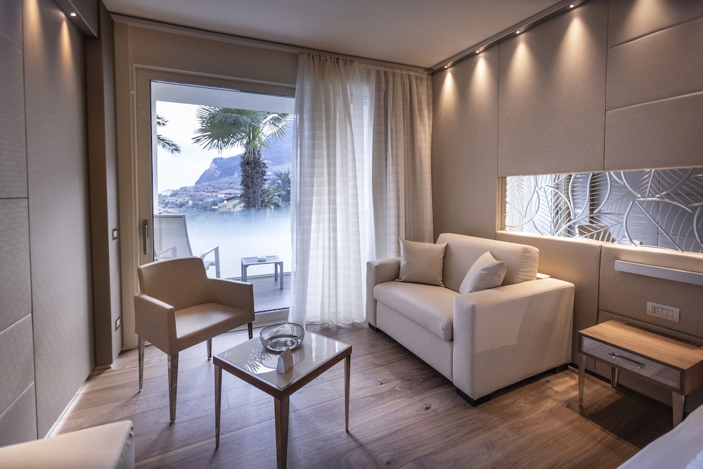 Room, Partial Lake View (PRESTIGE) photo 1