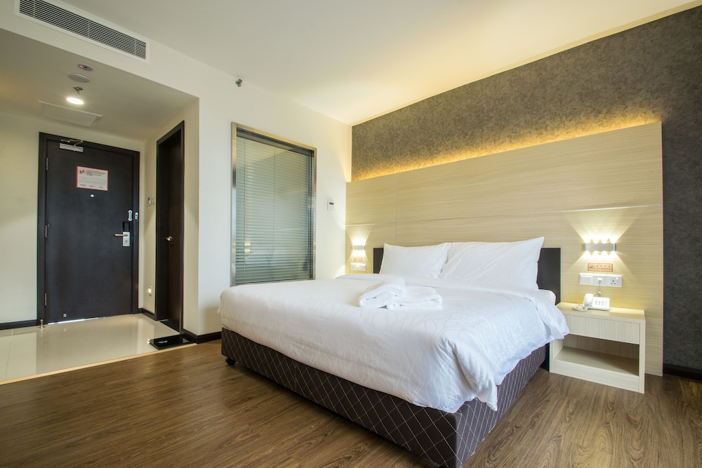 Deluxe Room, 1 King Bed, Non Smoking photo 2