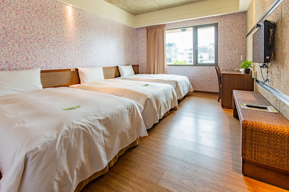 Economy Triple Room, Non Smoking (Run of house) photo 2