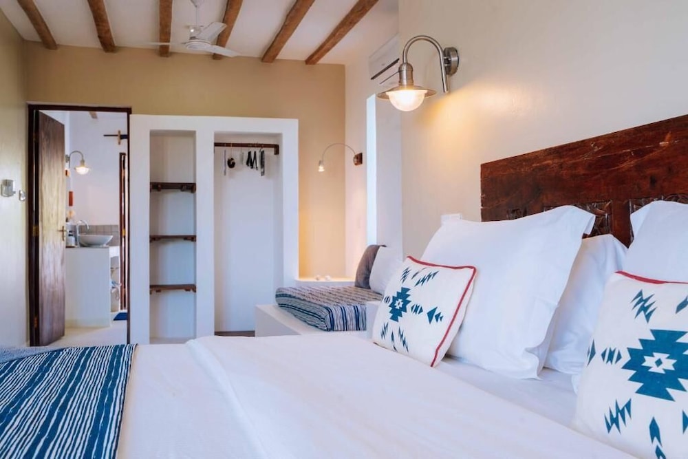 Comfort Suite, 1 King Bed, Partial Sea View photo 2
