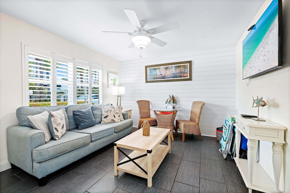Condo, 1 King Bed with Sofa bed, Pool View (Gulf Holiday - Unit 10) photo 3