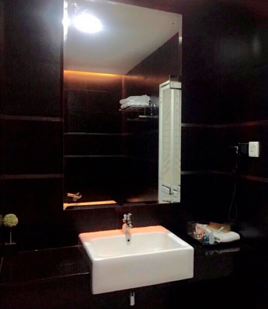 Executive Suite, 1 King Bed - Photo 2