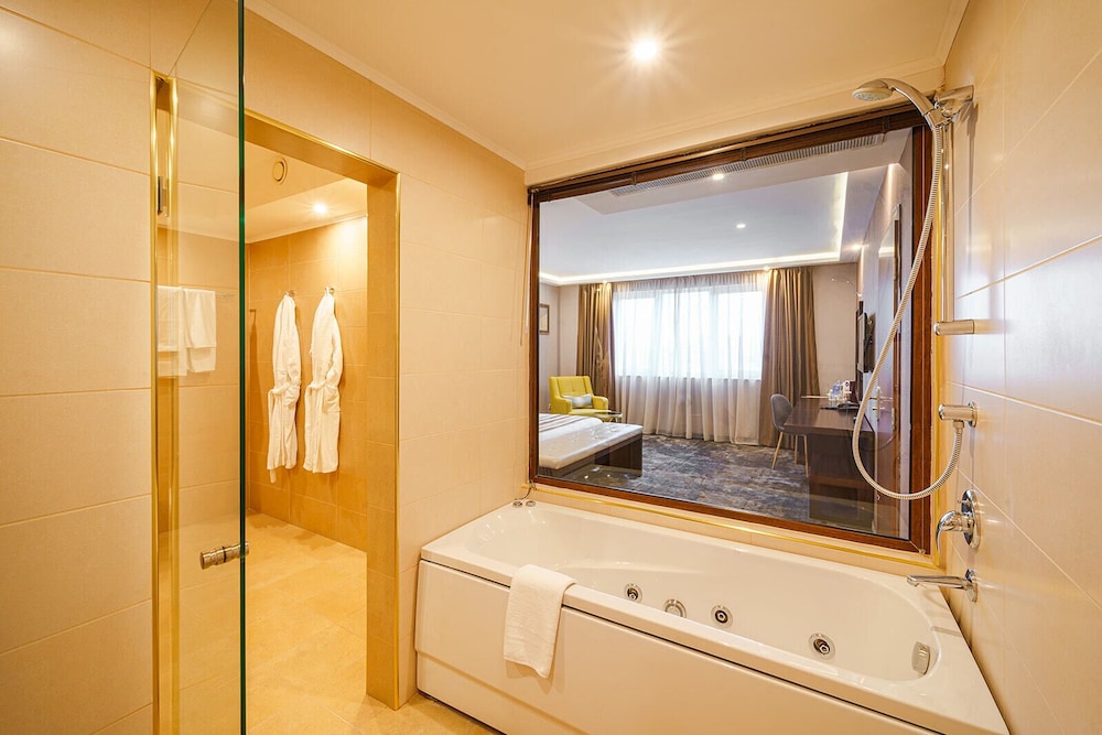 Suite, 1 Bedroom photo 2