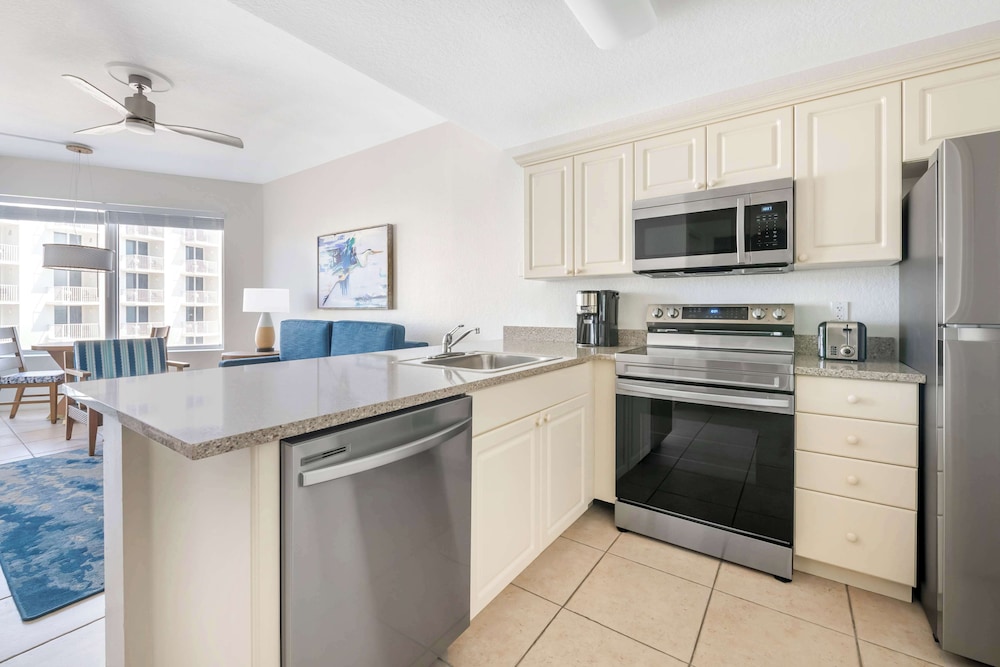 1 Bedroom Queen Suite with Balcony and Acc Tub - Photo 4