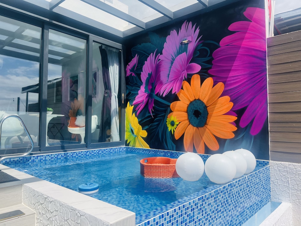 Mar Suite | Private & Heated pool
