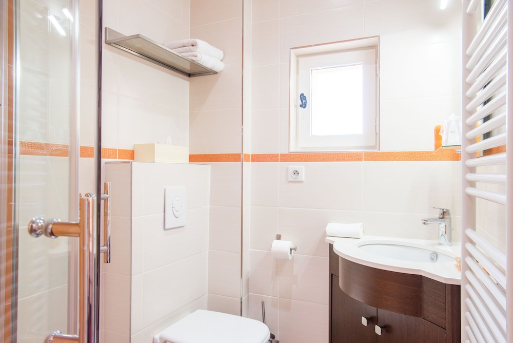 Standard Double Room, Ensuite, Garden View (Chambre Citron) photo 2