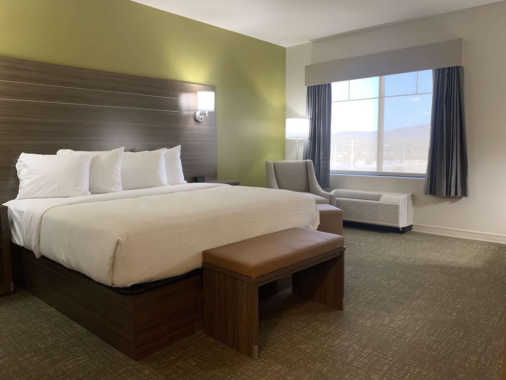 Standard Room, 1 King Bed, Non Smoking - Photo 6