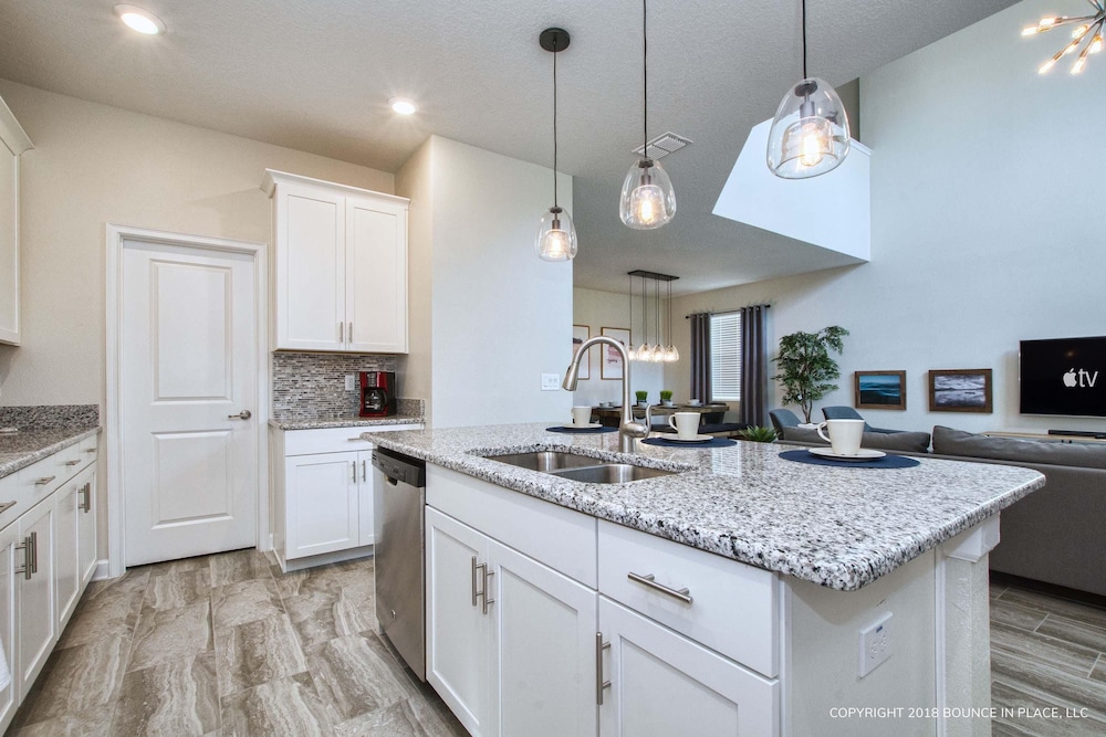 Stunning 5BD Home Private Pool and Spa Game Room, Billede 48