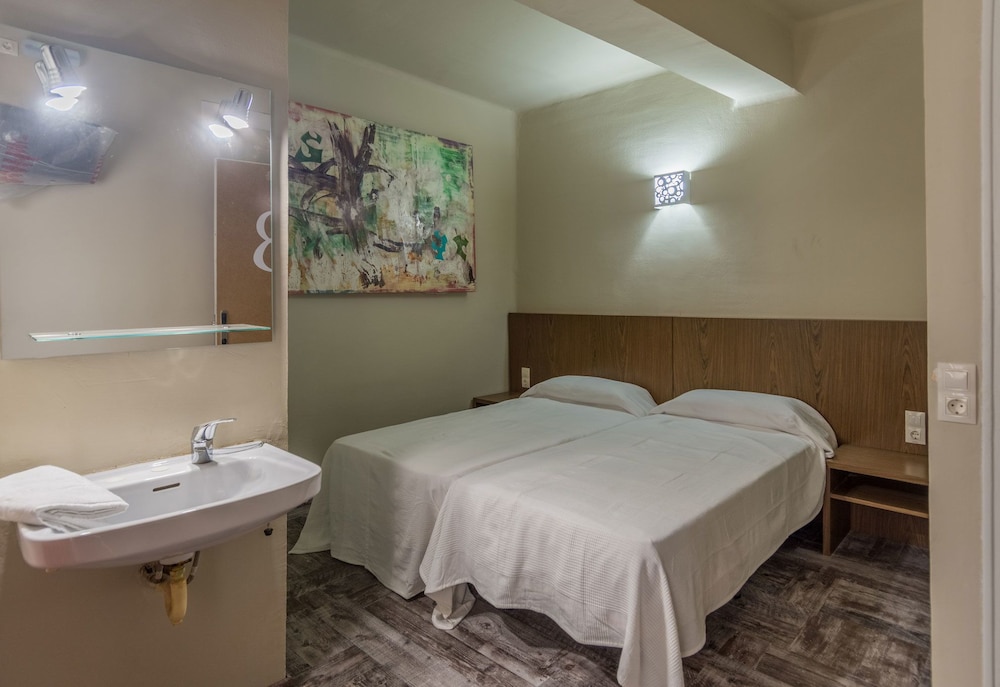 Twin Room, Private Bathroom photo 2