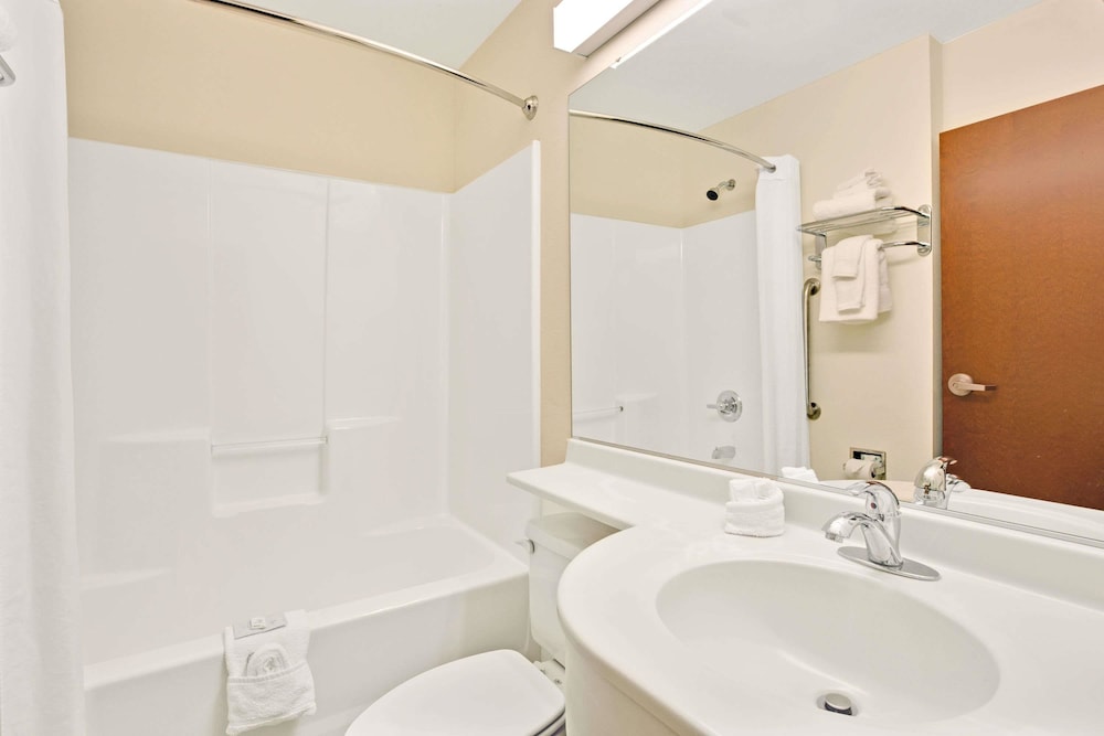 Standard Room, 2 Queen Beds - Photo 3