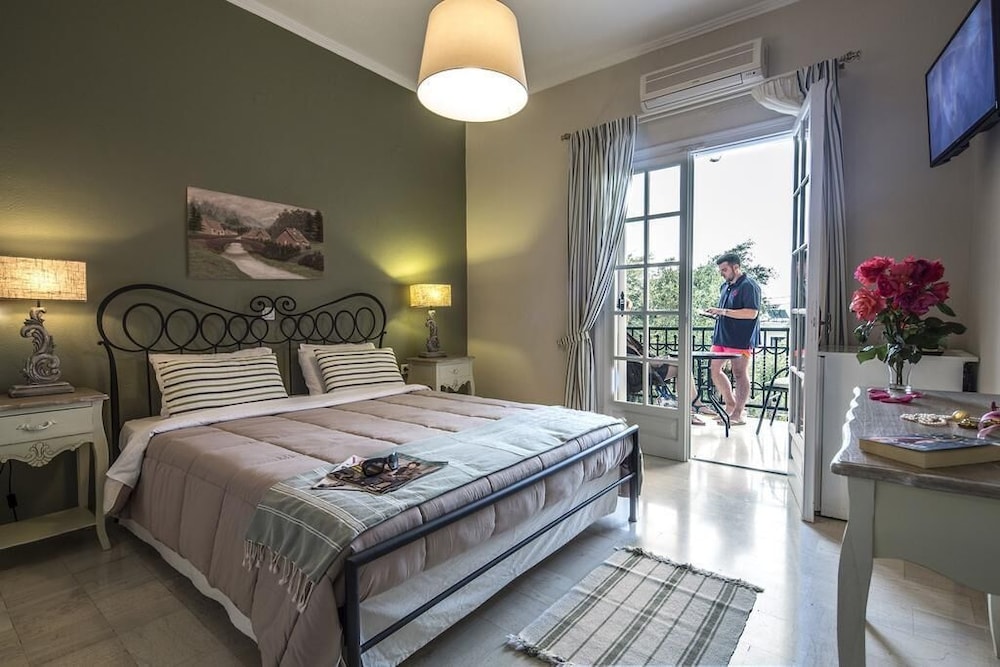 Superior Double Room, Pool View - Photo 11