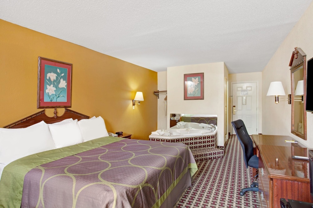 Suite, 1 King Bed, Non Smoking photo 2
