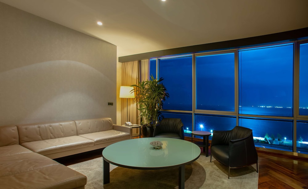 Presidential Suite thumbnail 5