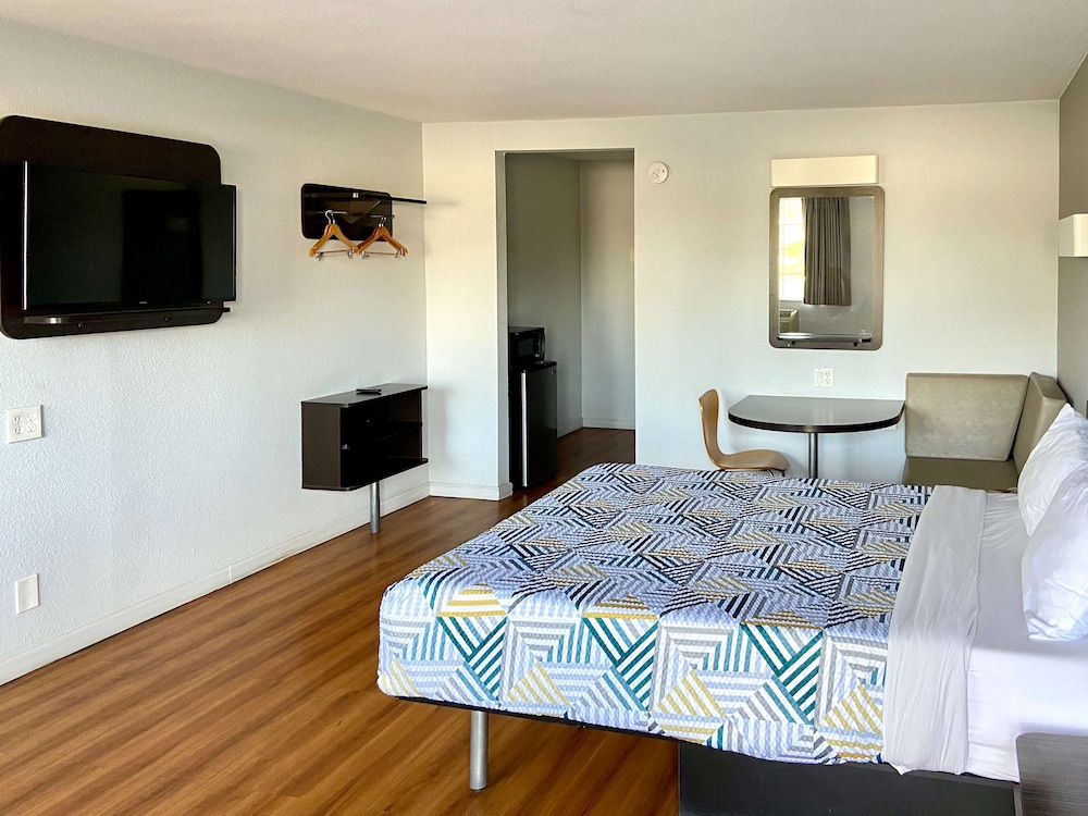 Deluxe Room, 1 Queen Bed, Non Smoking, Refrigerator & Microwave - Photo 1