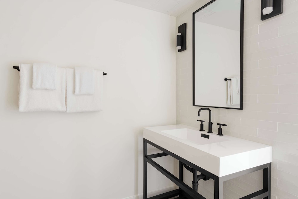 Standard Room, 1 Double Bed (Mobility & Roll-in Shower) - Photo 6