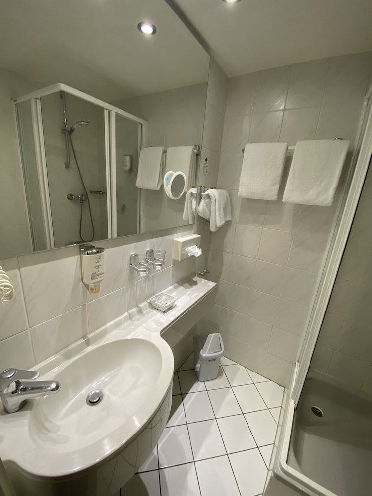 Standard Double Room - Photo 11