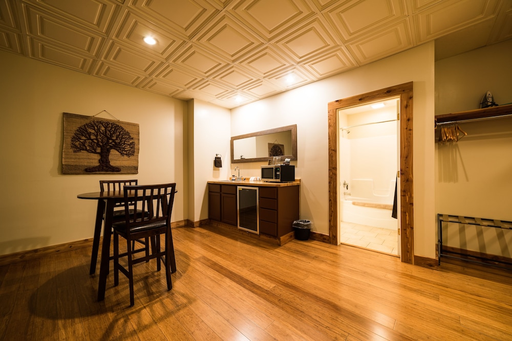 Standard Room, 1 Queen Bed with Sofa bed, Non Smoking (Maple Room) photo 3