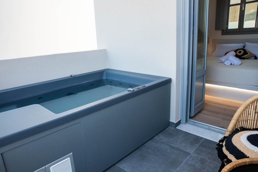 Superior room with outdoor hot tub - Photo 18