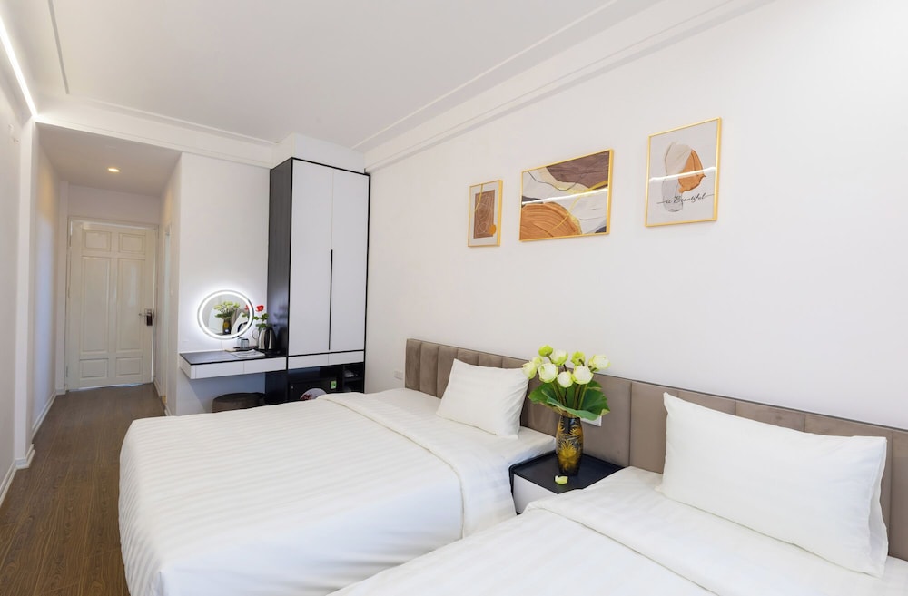 Deluxe Triple Room, City View photo 2