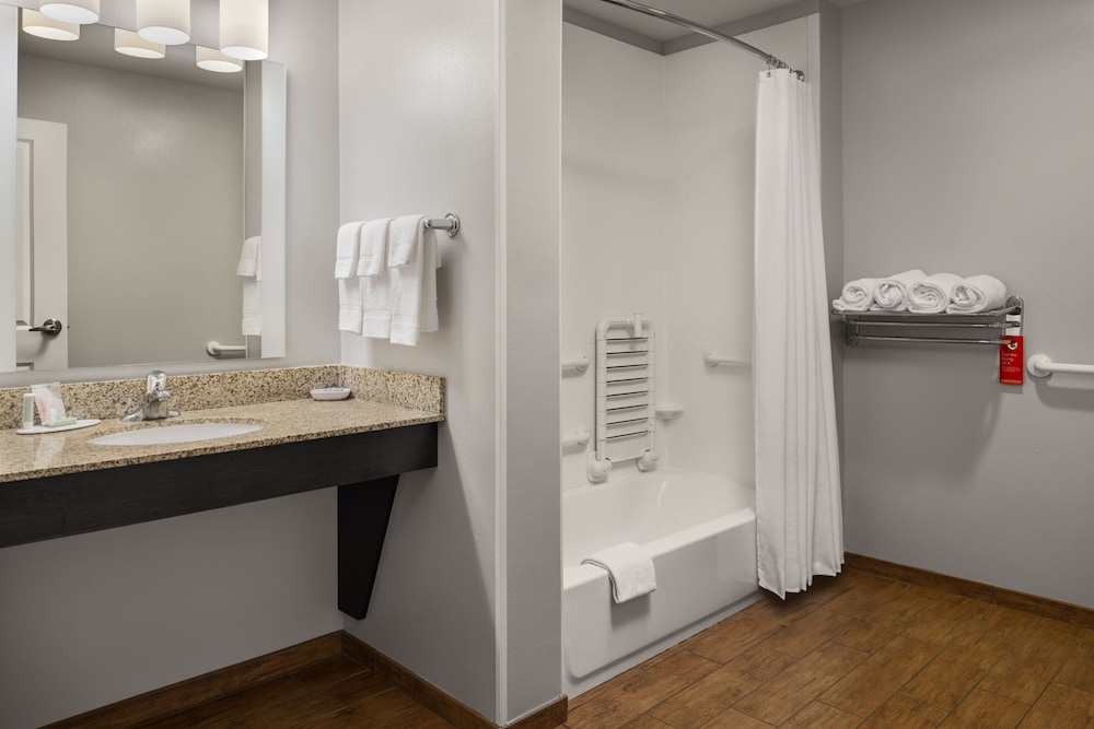 Studio, 1 King Bed (Mobility/Hearing Accessible, Tub) photo 3