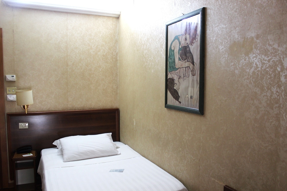 Compact room photo 2