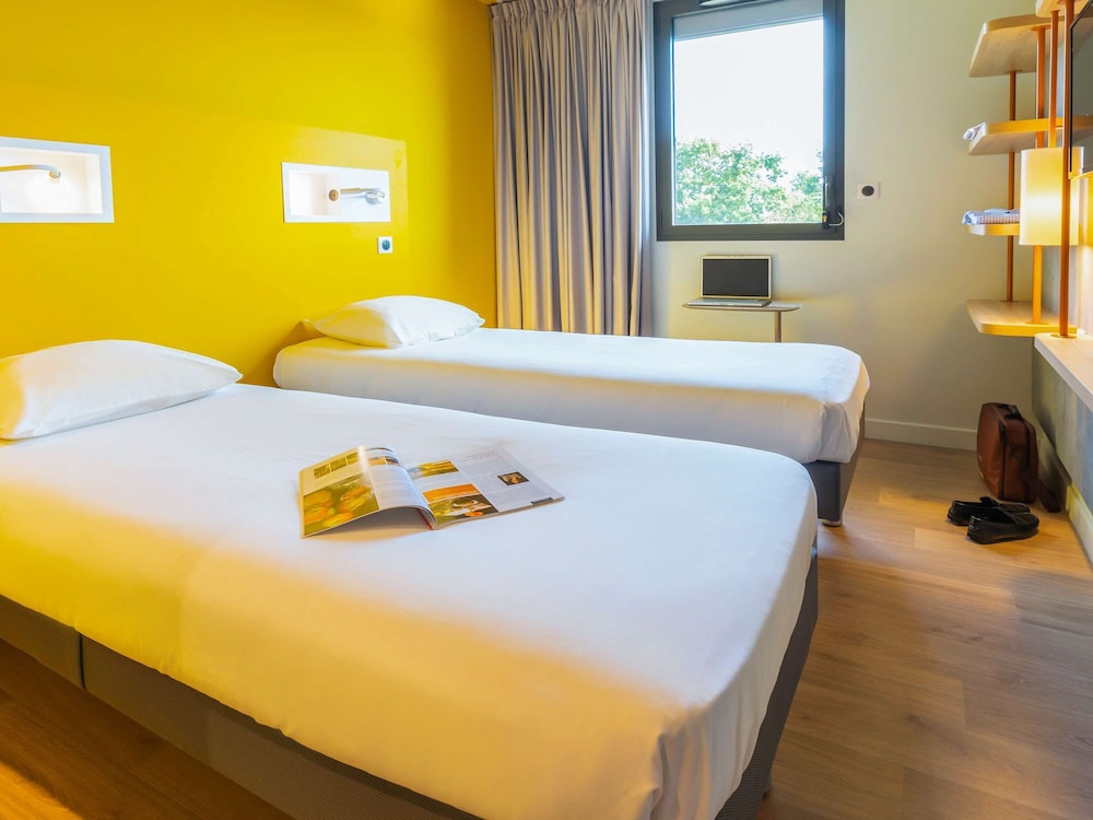 Standard Room, 2 Twin Beds photo 2
