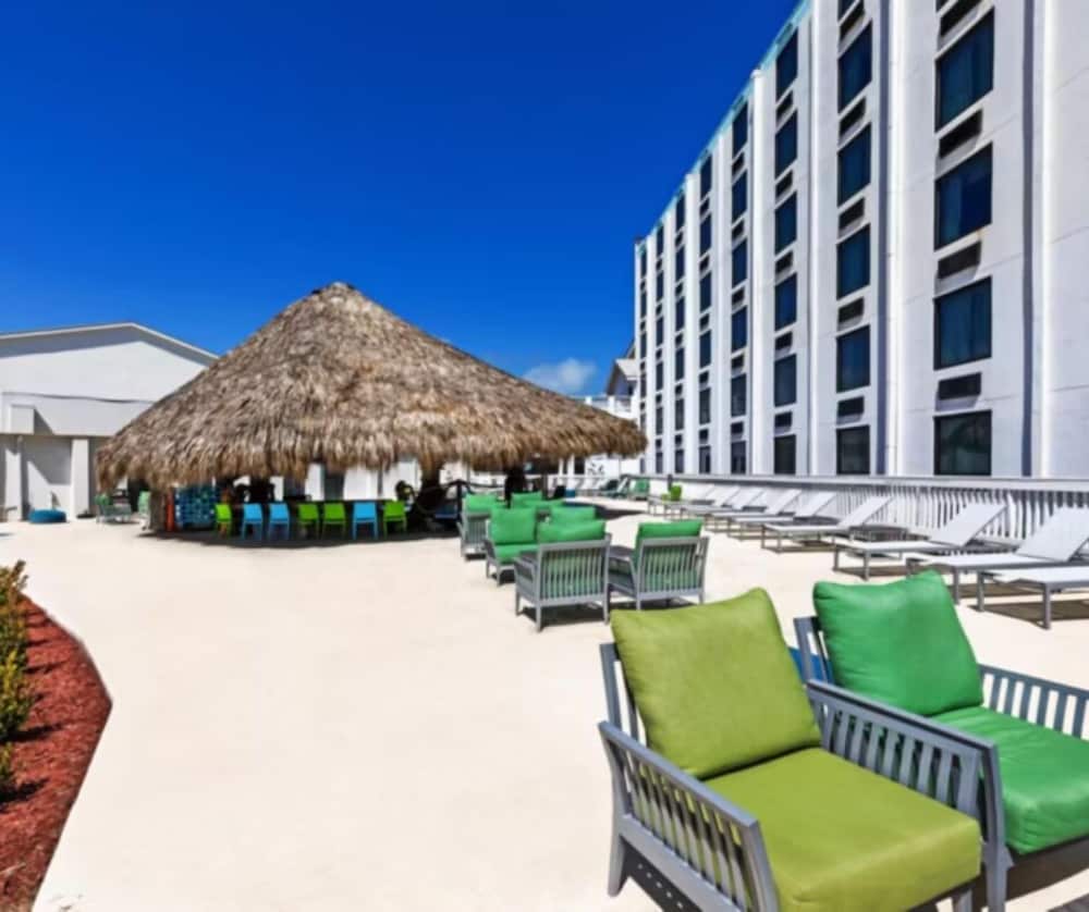 Standard Room, 1 King Bed, Pool View - Photo 4