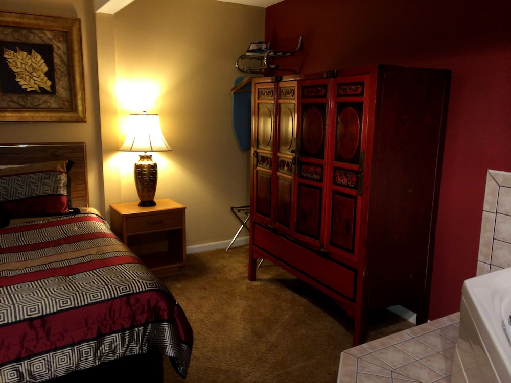 Luxury Suite, 1 King Bed, Jetted Tub, Mountain View photo 2