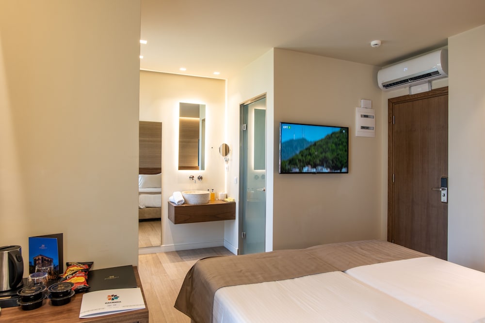 Superior Room with Balcony and City View thumbnail 6