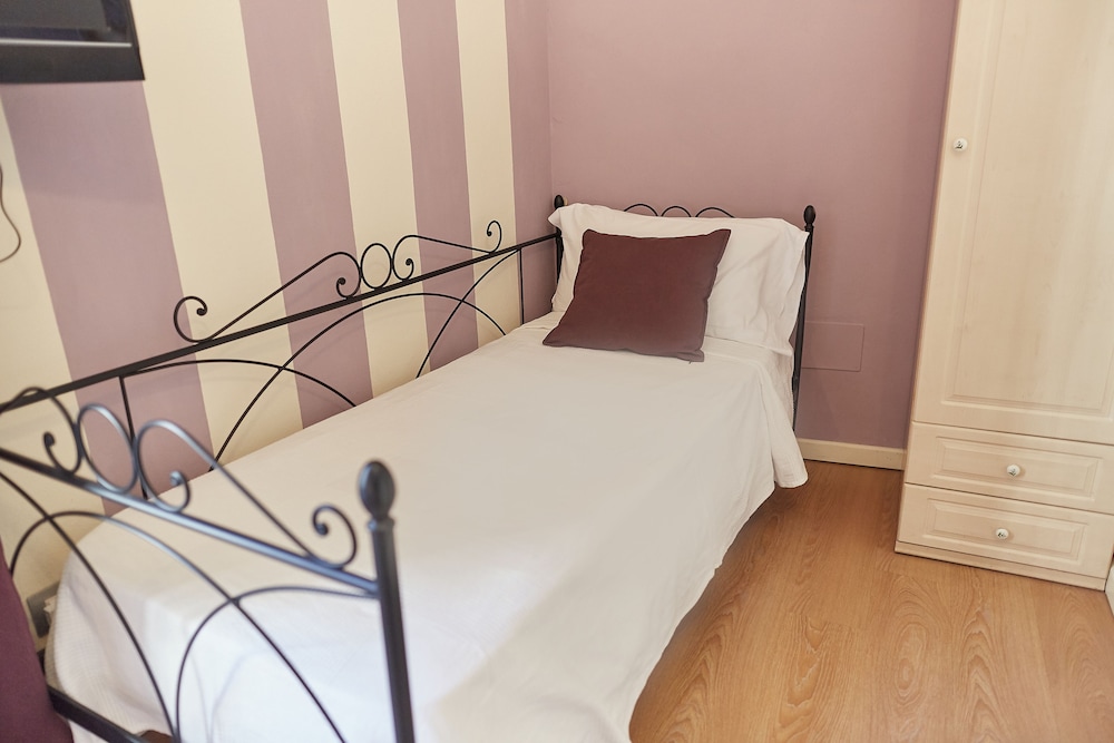 Standard Room, 2 Twin Beds, Non Smoking, Ensuite (Vista Duomo) photo 3