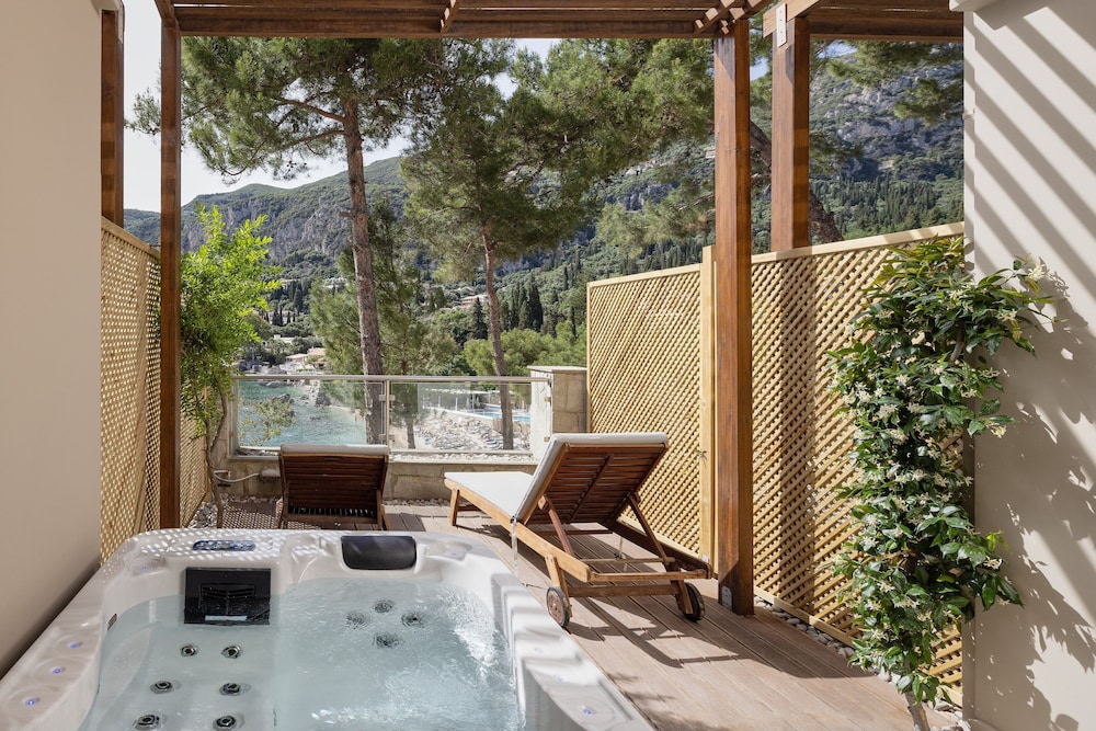Double or Twin Room (Private Deck) photo 1