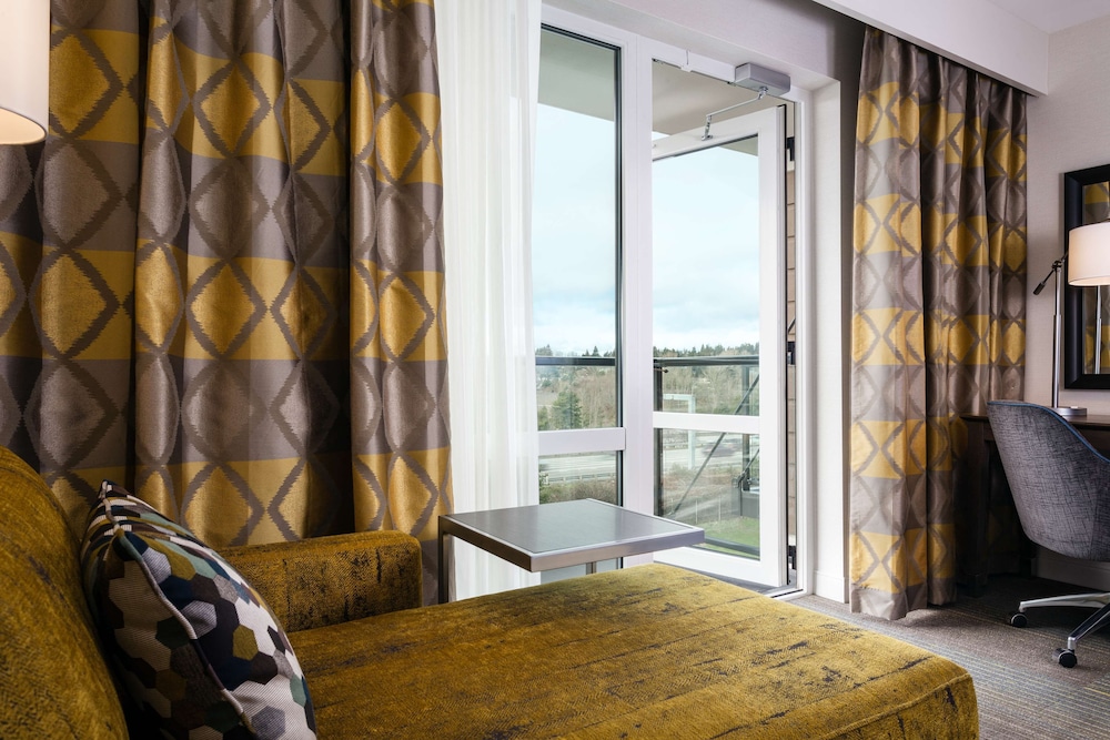 Room, 1 King Bed, Accessible, Balcony (Hearing)