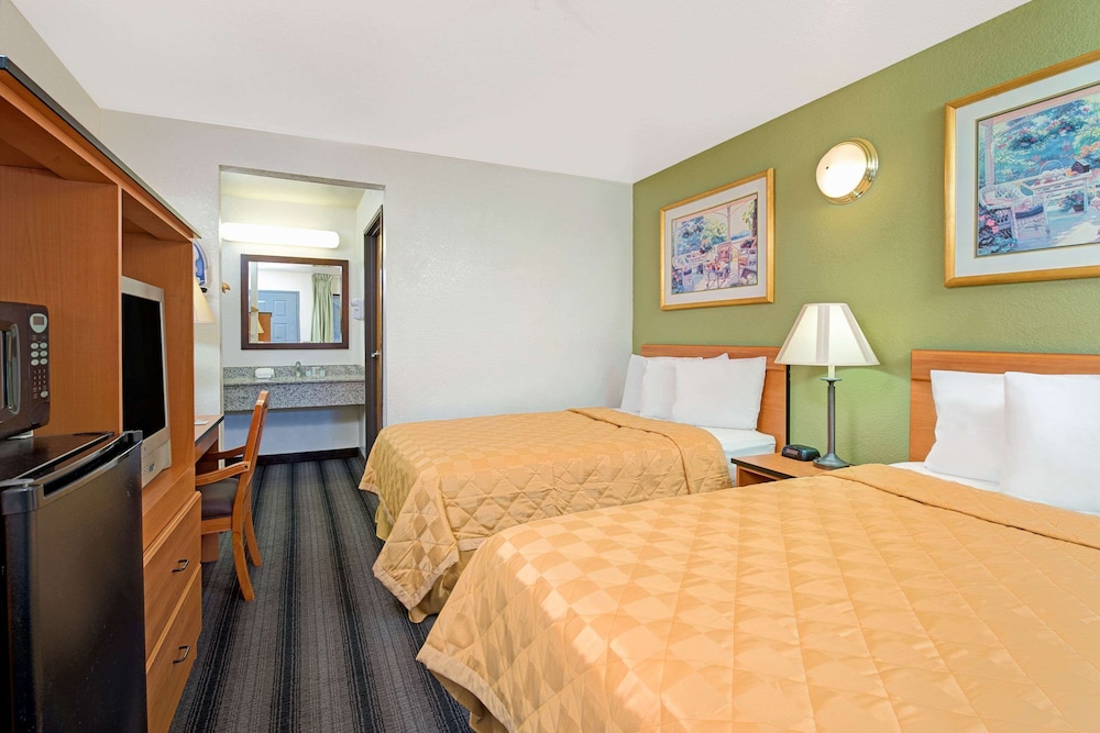 Standard Room, 2 Queen Beds - Photo 3