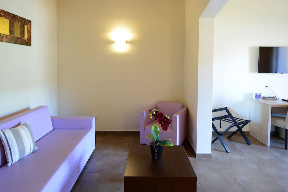 Deluxe Junior Family Room - Photo 1