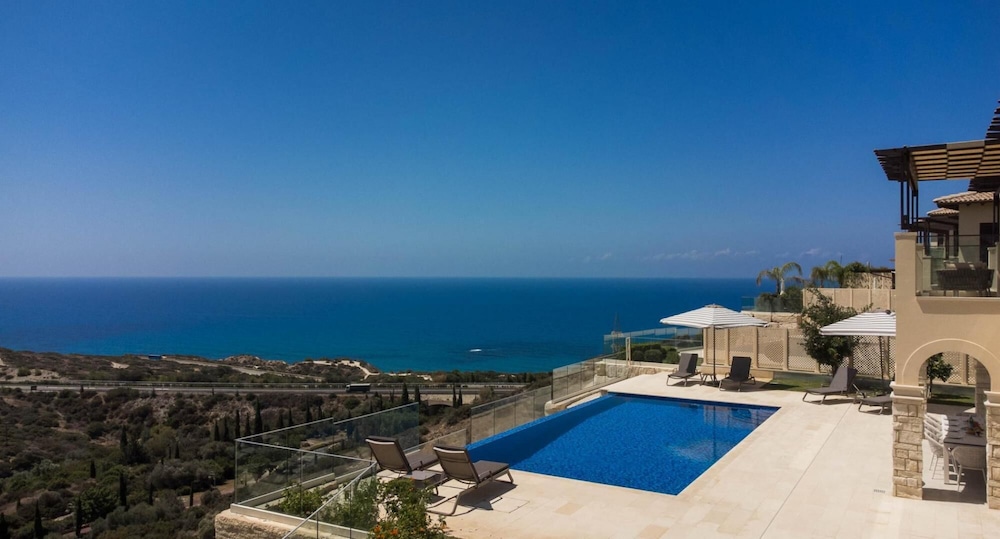 Villa photo 2